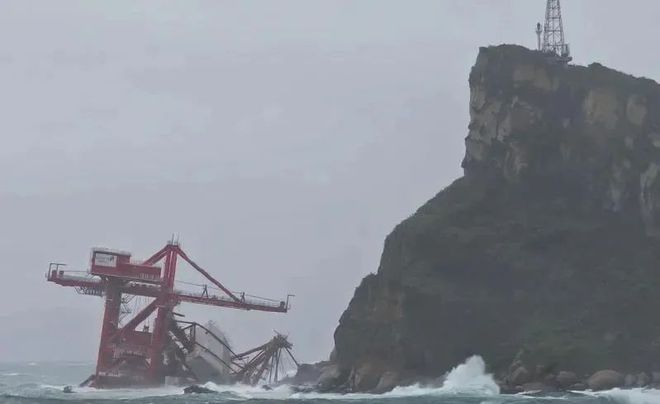 撞塌基隆港岸桥的船又出事了(图1)