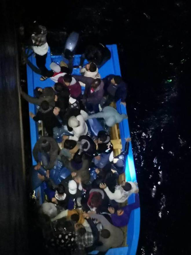 Kaiyun：地中海上13小时深夜大营救！山东威海外派船员救起36名遇险人员(图2)