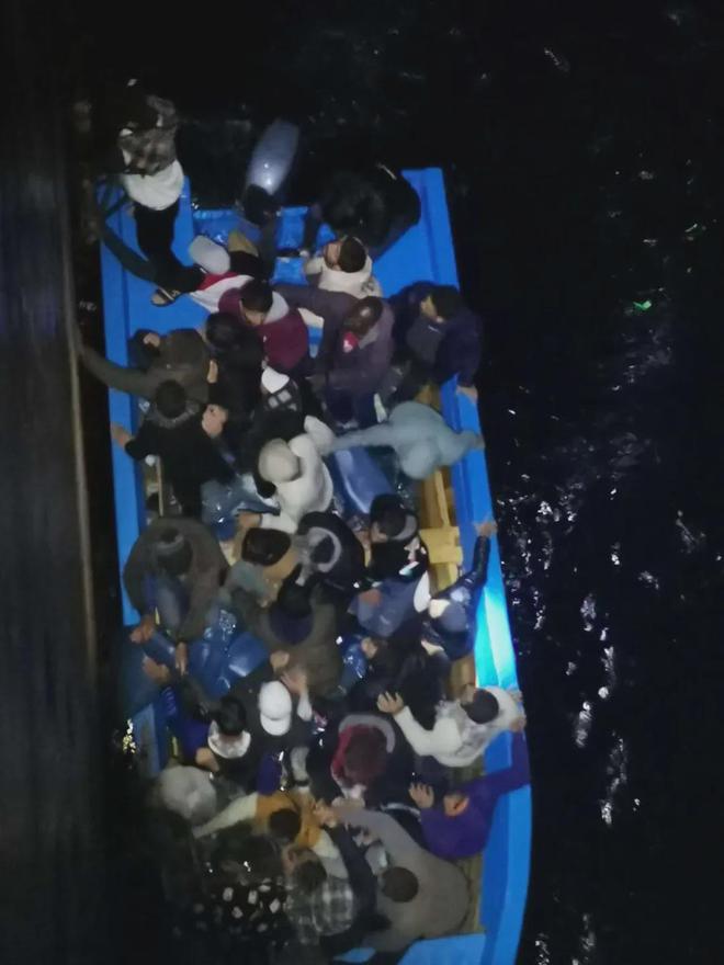 点赞！21名中国海员勇救36人！(图2)