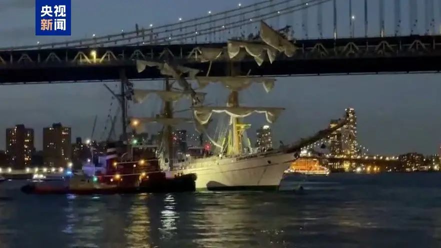 突发！墨西哥海军帆船撞上纽约布鲁克林大桥2名水手当时在桅杆顶多人落水受伤！现场视频→(图1)