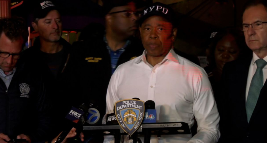 突发！墨西哥海军帆船撞上纽约布鲁克林大桥2名水手当时在桅杆顶多人落水受伤！现场视频→(图3)