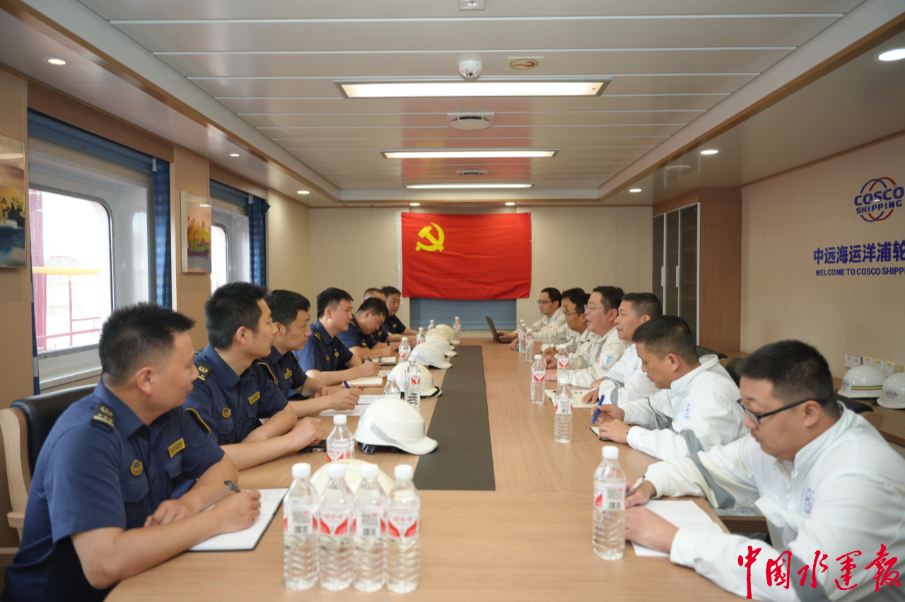 崇明海事局深化船员党建联建护航国内首制甲醇双燃料船绿色启航(图2)