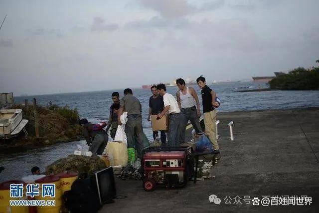 朝鲜船员被遣送回国踏过分界线立马翻脸脱光衣服全扔回去！(图1)
