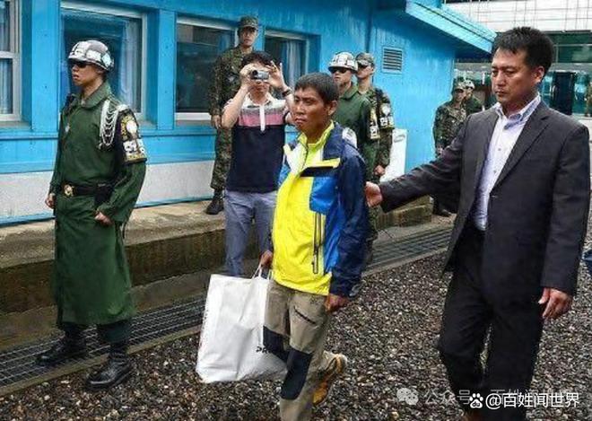 朝鲜船员被遣送回国踏过分界线立马翻脸脱光衣服全扔回去！(图2)