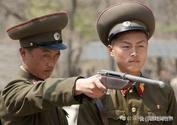 朝鲜船员被遣送回国踏过分界线立马翻脸脱光衣服全扔回去！(图4)