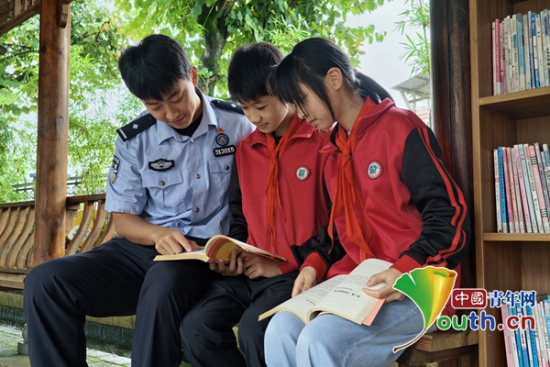 Kaiyun：支教民警张荣一鸣：三尺讲台连山海 千里书香润童心(图1)