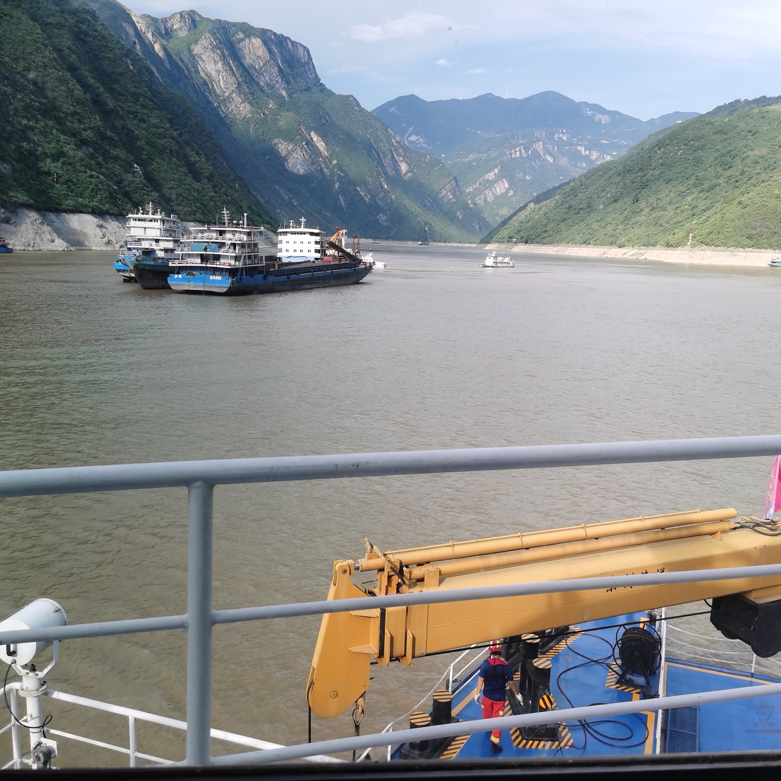 中国应急重庆号紧急出动处置巫峡水域险情—3小时连续奋战救出4名船员 拖移3艘失控船舶(图1)