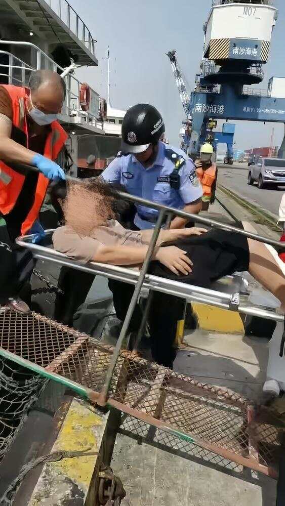 台风逼近广州南沙边检快速转运入境就医船员(图2)