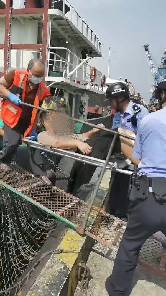 台风逼近广州南沙边检快速转运入境就医船员(图1)