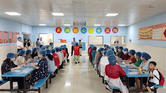 Kaiyun：“感恩母亲节·民以食为安”社区联动包御谱馄饨亲子活动(图3)