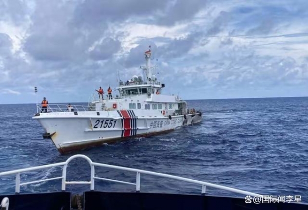 邂逅“编外队员”！成群海豚伴航海警执法艇(图1)