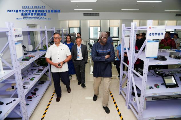 驻华外交官探访陕西交控集团 看“路联世界 交通未来”中国图景(图2)