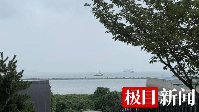 实探山东荣成载11人面包车坠海港口：有船员称3人从车窗逃出获救出入港通道已封闭(图1)