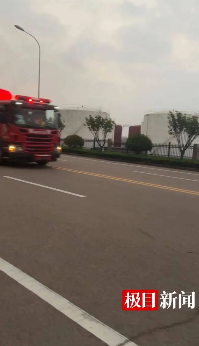 实探山东荣成载11人面包车坠海港口：有船员称3人从车窗逃出获救出入港通道已封闭(图2)
