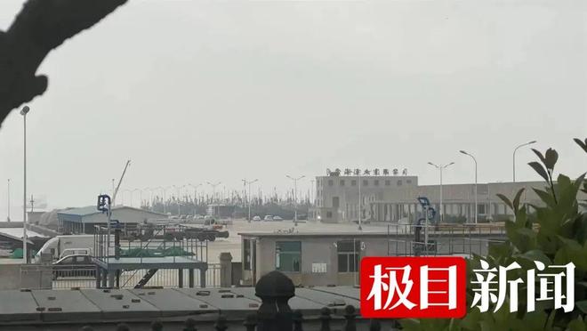实探山东荣成载11人面包车坠海港口：有船员称3人从车窗逃出获救出入港通道已封闭(图3)
