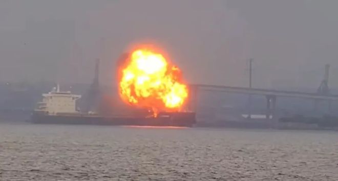 突发！一艘运输煤炭的Kamsarmax散货船爆炸、起火(图1)
