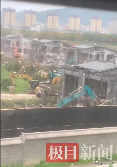 违建豪宅“英之园”已连夜拆除数十台挖机正在作业官方回应(图2)