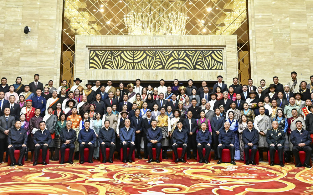 “共建中华民族共同体 书写美丽西藏新篇章”——习近平总书记率中央代表团出席西藏自治区成立六十周年庆祝活动纪实(图4)