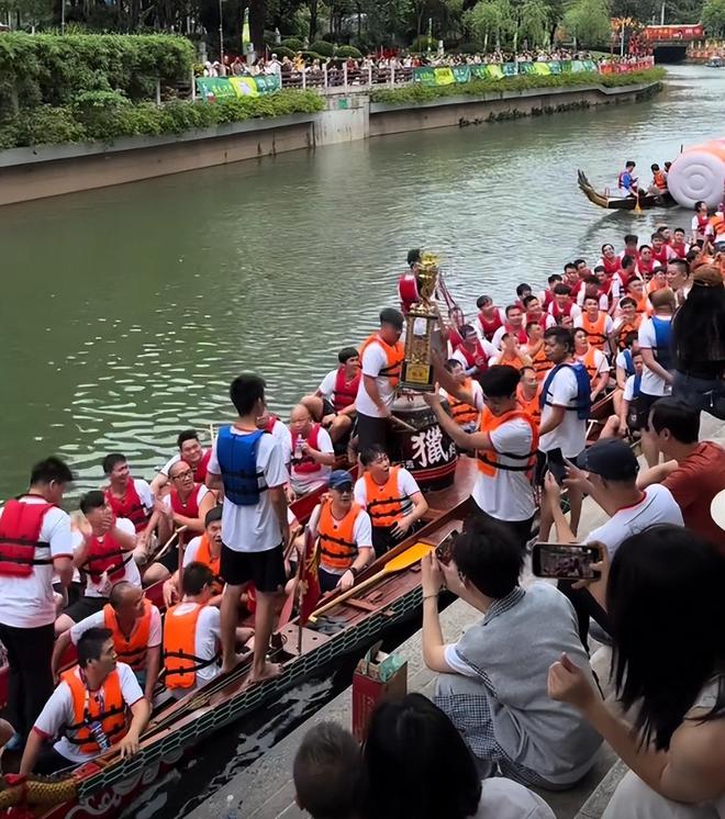 Kaiyun：猎德龙舟侧翻后续：传因洋女婿混入其中对手村子爆笑要记入族谱(图4)