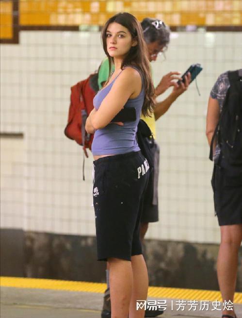 阿汤哥的女儿：身高超17米越长越像父亲穿衣风格和母亲一样(图8)