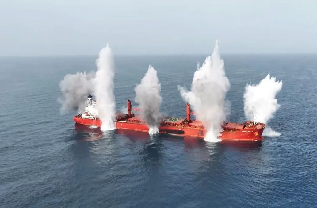 胡塞武装在红海袭击货轮(图1)