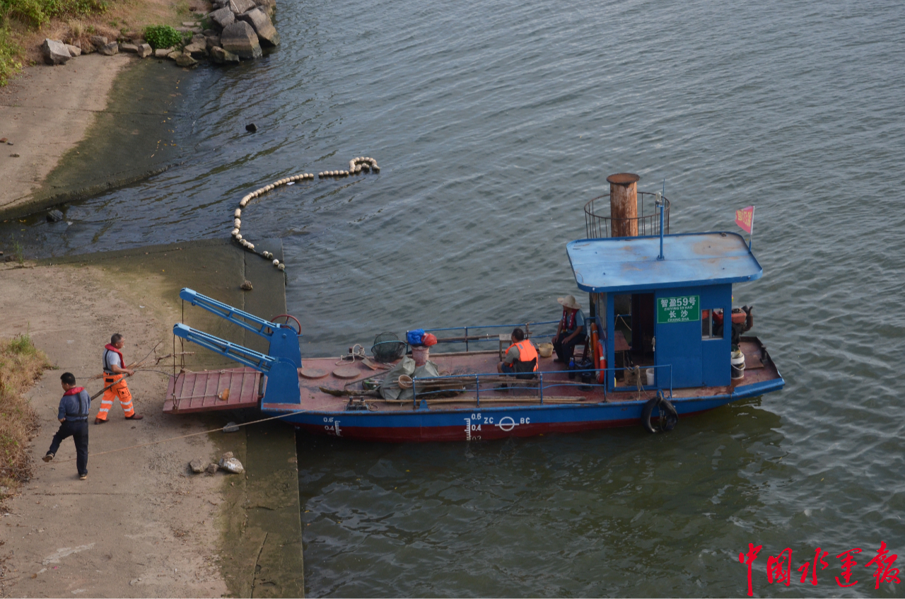 人工到智能捞垃圾收集油污水洁净湘江(图4)