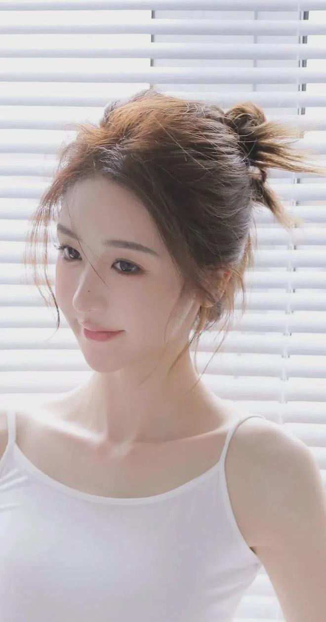 我和姨妈在车后排乱(图1)