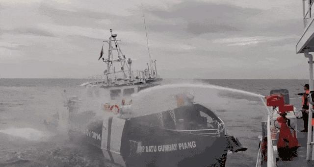 现场画面：菲律宾船员向中国海警举白旗 菲船只非法侵闯黄岩岛领海(图1)