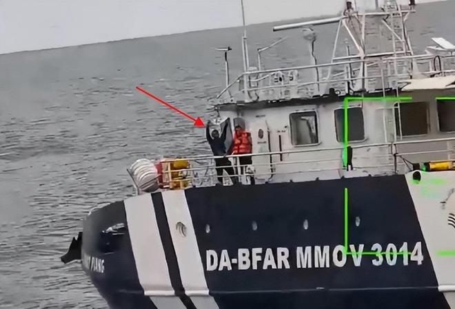 Kaiyun：中国海警水炮左右夹击菲方人员被喷成“一只耳”挥舞白旗求饶(图2)