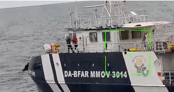 Kaiyun：中国海警水炮左右夹击菲方人员被喷成“一只耳”挥舞白旗求饶(图4)