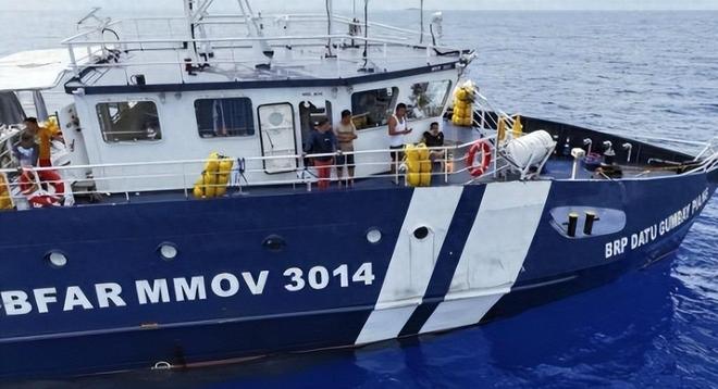 Kaiyun：中国海警水炮左右夹击菲方人员被喷成“一只耳”挥舞白旗求饶(图1)