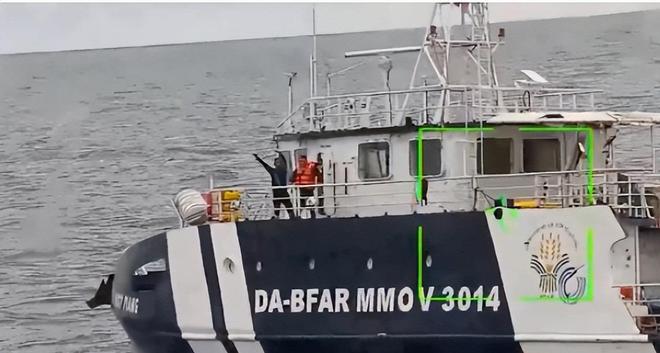 Kaiyun：中国海警水炮左右夹击菲方人员被喷成“一只耳”挥舞白旗求饶(图6)