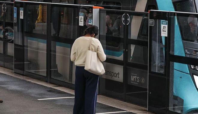 坏了！澳洲石油储备马上枯竭！澳洲人恐慌不愿生孩子政府大力推动电动车销售！(图2)