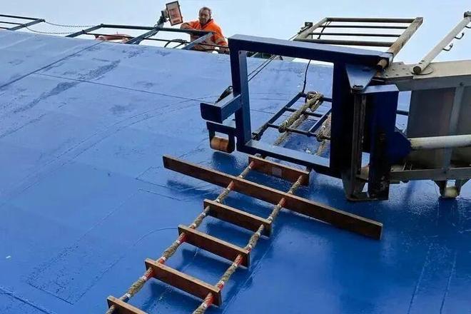 突发！一船员不慎坠亡！(图1)