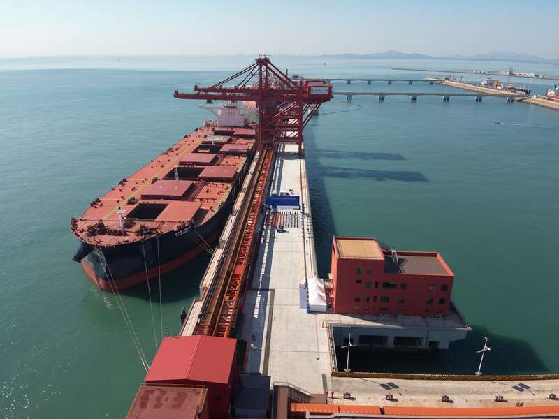 全国首个40万吨级干散货数智码头投产 董家口边检站全程护航(图1)