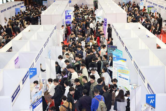 Kaiyun：毕业生招聘会现场这个“专区”成为人气打卡点｜关注大学生就业(图1)