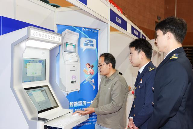 Kaiyun：毕业生招聘会现场这个“专区”成为人气打卡点｜关注大学生就业(图3)