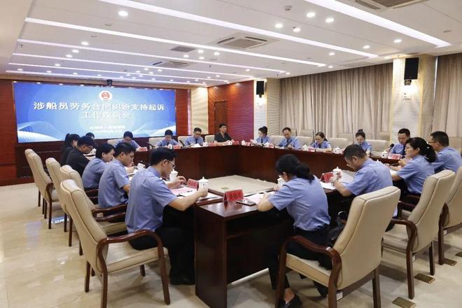 一边是高薪一边是风险：船员到底好不好干？(图1)