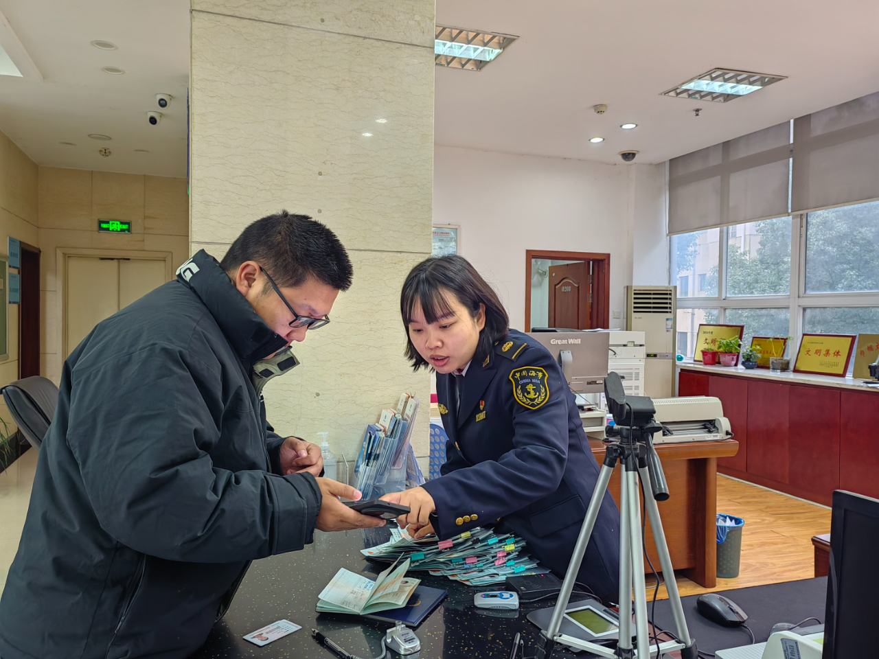 九江海事局“六办”政务举措服务船员办证上岗就业(图1)