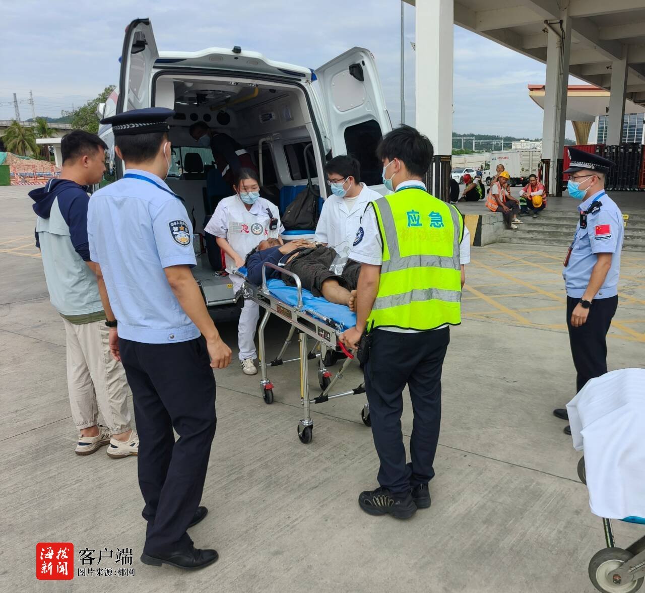 三亚边检站开通“紧急通道” 保障外籍受伤船员快速入境就医(图2)