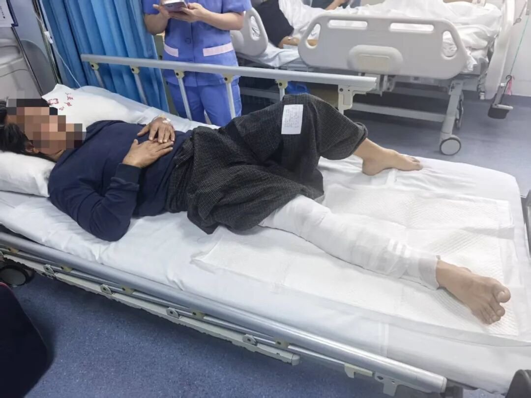 三沙海上搜救分中心成功救助一名在南海海域受伤外籍船员(图1)