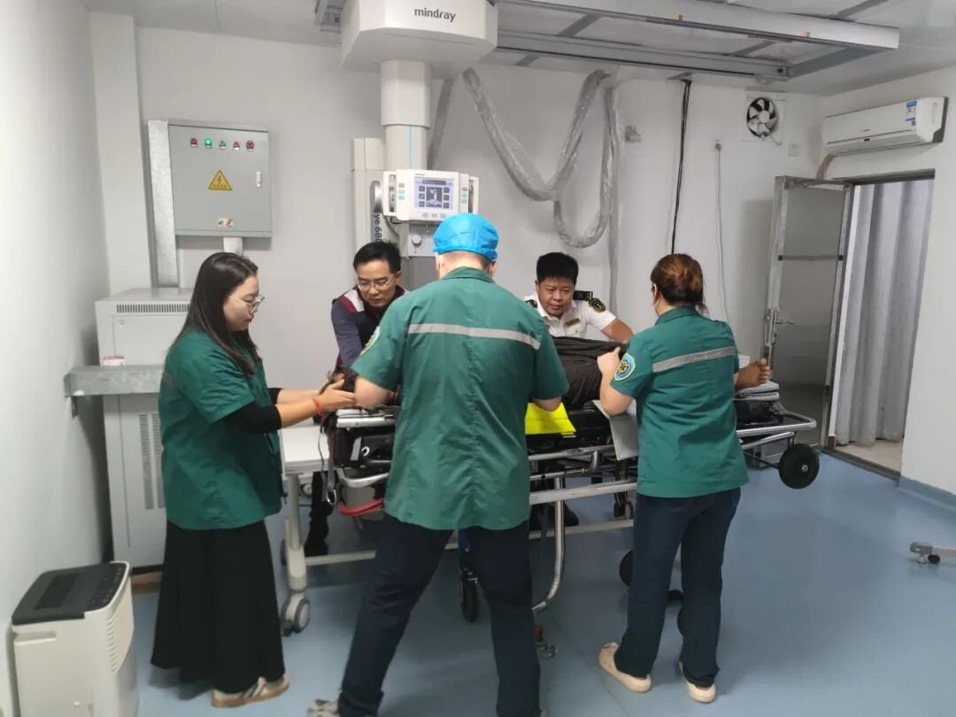 三沙海上搜救分中心成功救助一名在南海海域受伤外籍船员(图3)