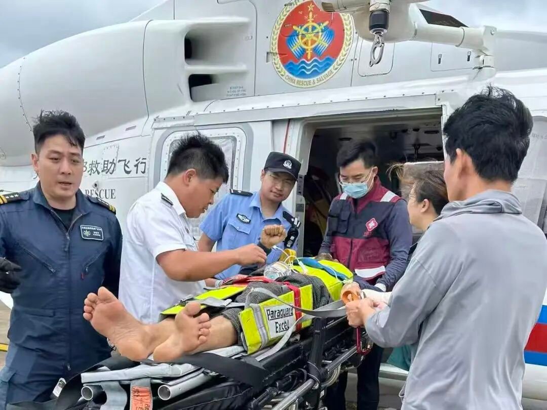 三沙海上搜救分中心成功救助一名在南海海域受伤外籍船员(图2)