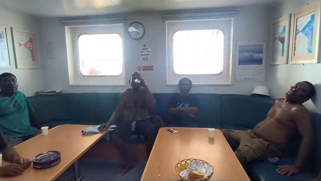 现实版少年派漂流！ 6名岛民翻船后海上漂泊8天被中国船员救起(图1)