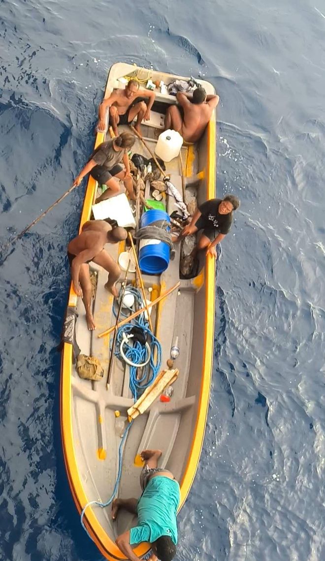 现实版少年派漂流！ 6名岛民翻船后海上漂泊8天被中国船员救起(图2)