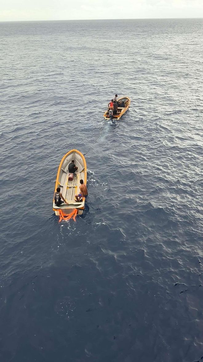 现实版少年派漂流！ 6名岛民翻船后海上漂泊8天被中国船员救起(图3)