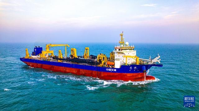 我国自主研发超大型耙吸挖泥船“通浚”轮海试成功(图1)