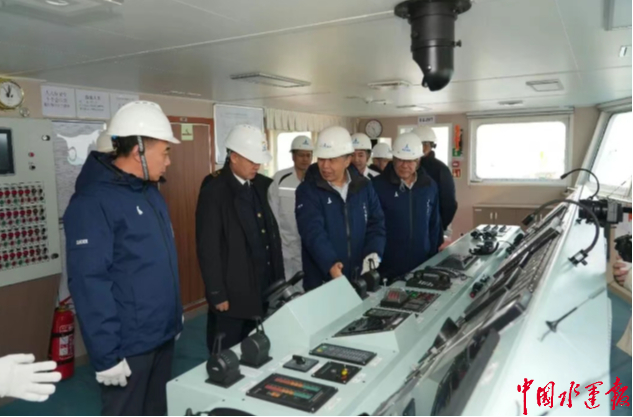 烟台海事局保障国内首艘近海航区新能源散货船安全首航(图1)