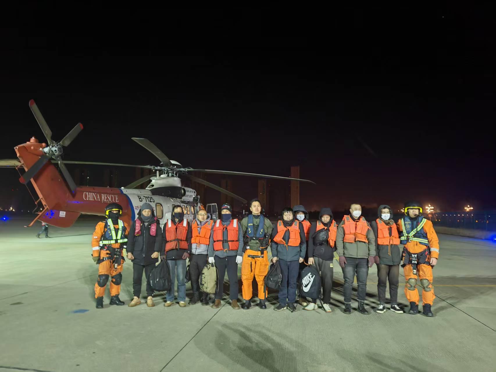 北海救助局双直升机编队夜航救助9名遇险船员(图2)