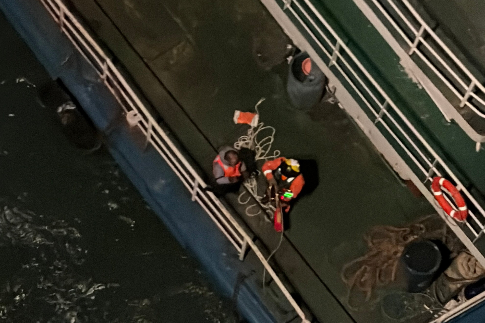 北海救助局双直升机编队夜航救助9名遇险船员(图1)